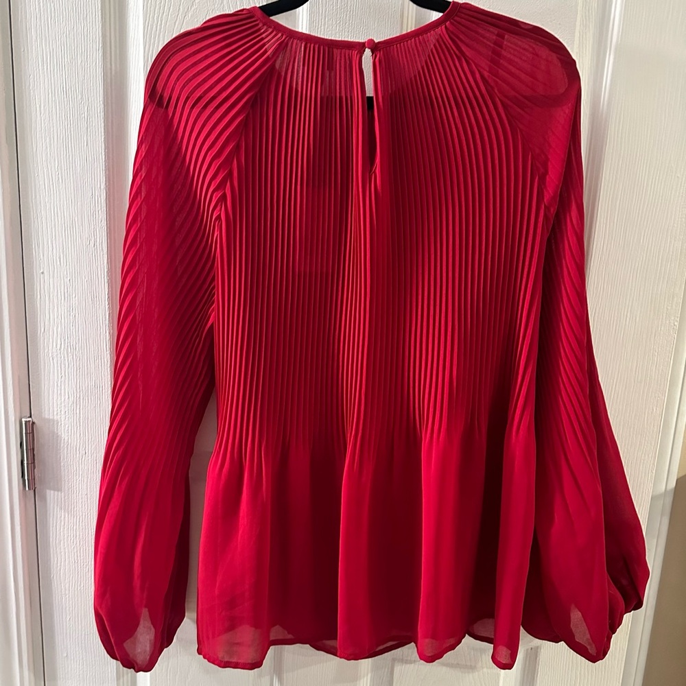 💋 Gorgeous Red Flowy Blouse with Cami - Picture 6 of 13
